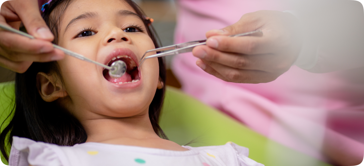 Criança em atendimento de odontopediatria