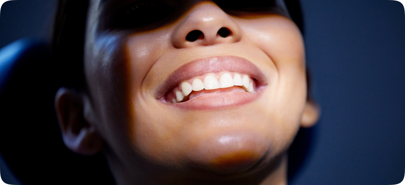 Paciente sorrindo durante atendimento de dentística