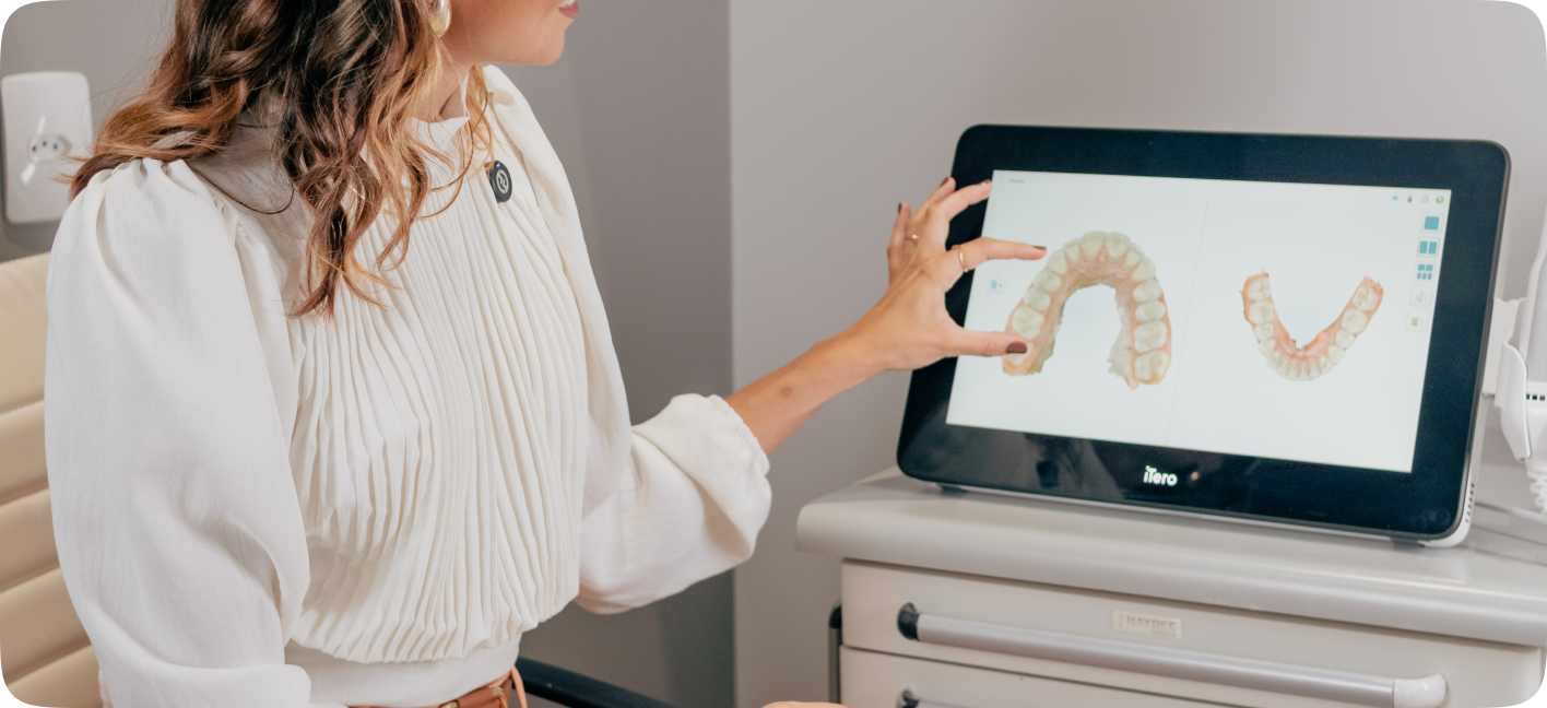 Profissional apresentando planejamento de prótese dentária
